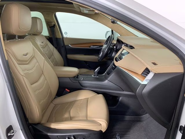 2019 Crystal White Tricoat Cadillac XT5 Platinum AWD SUV