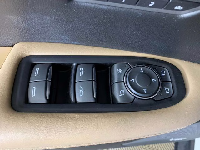 2019 Crystal White Tricoat Cadillac XT5 Platinum AWD SUV