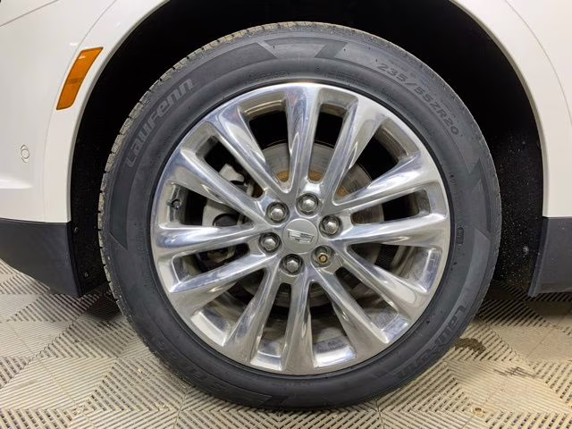 2019 Crystal White Tricoat Cadillac XT5 Platinum AWD SUV
