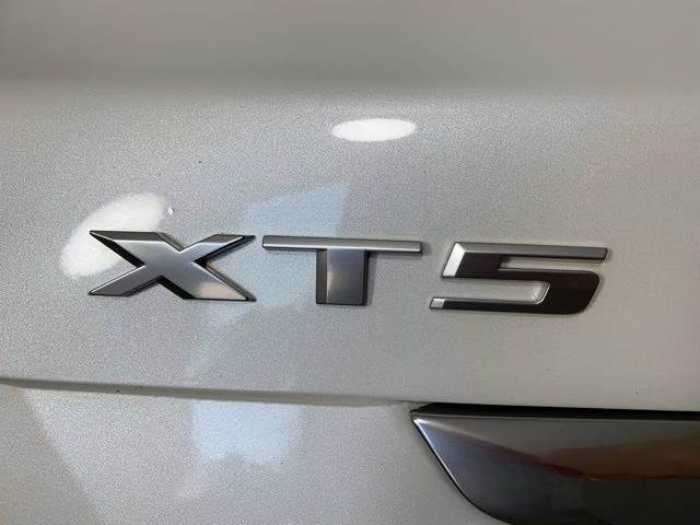 2019 Crystal White Tricoat Cadillac XT5 Platinum AWD SUV