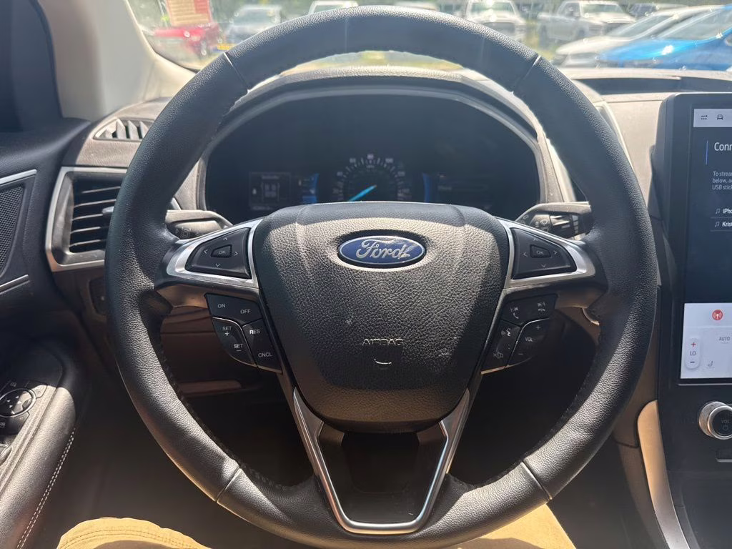 2022 White Metallic Ford Edge SEL AWD SUV