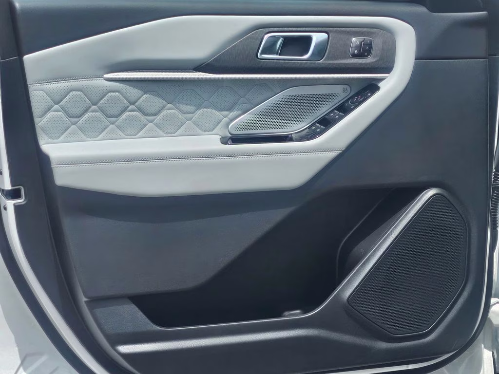 2026 Star White Metallic Tri-Coat Ford Explorer Platinum 4X4 SUV