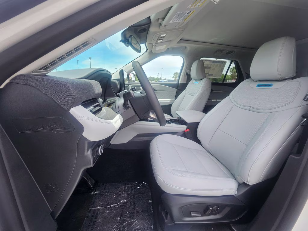 2026 Star White Metallic Tri-Coat Ford Explorer Platinum 4X4 SUV