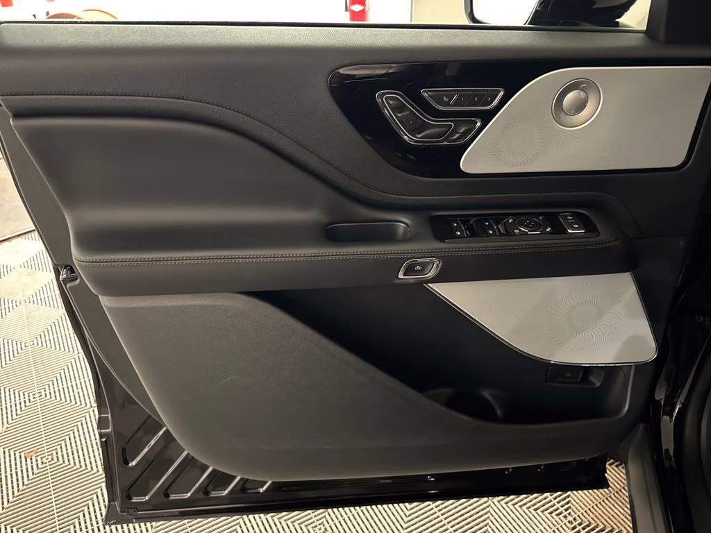 2025 Infinite Black Metallic Clearcoat Lincoln Aviator Reserve AWD SUV