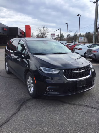 2023 Brilliant Black Crystal Pearlcoat Chrysler Pacifica Touring L FWD Van