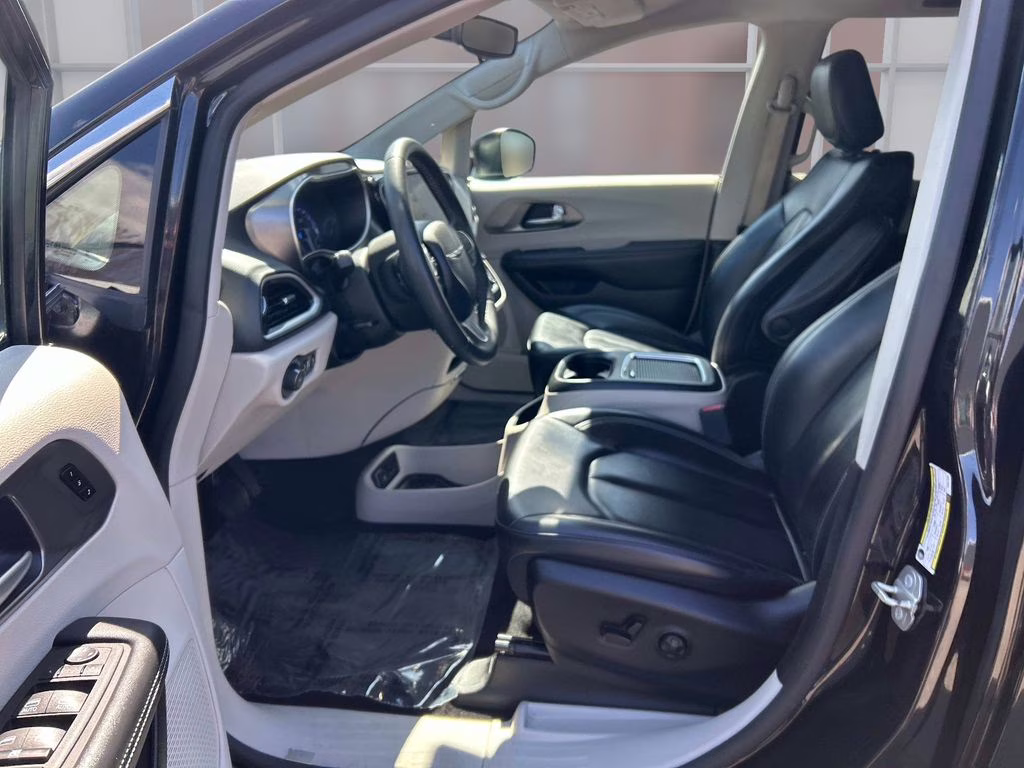 2023 Brilliant Black Crystal Pearlcoat Chrysler Pacifica Touring L FWD Van