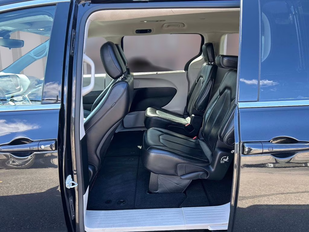 2023 Brilliant Black Crystal Pearlcoat Chrysler Pacifica Touring L FWD Van