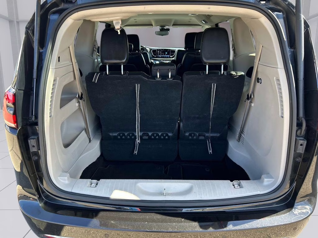 2023 Brilliant Black Crystal Pearlcoat Chrysler Pacifica Touring L FWD Van