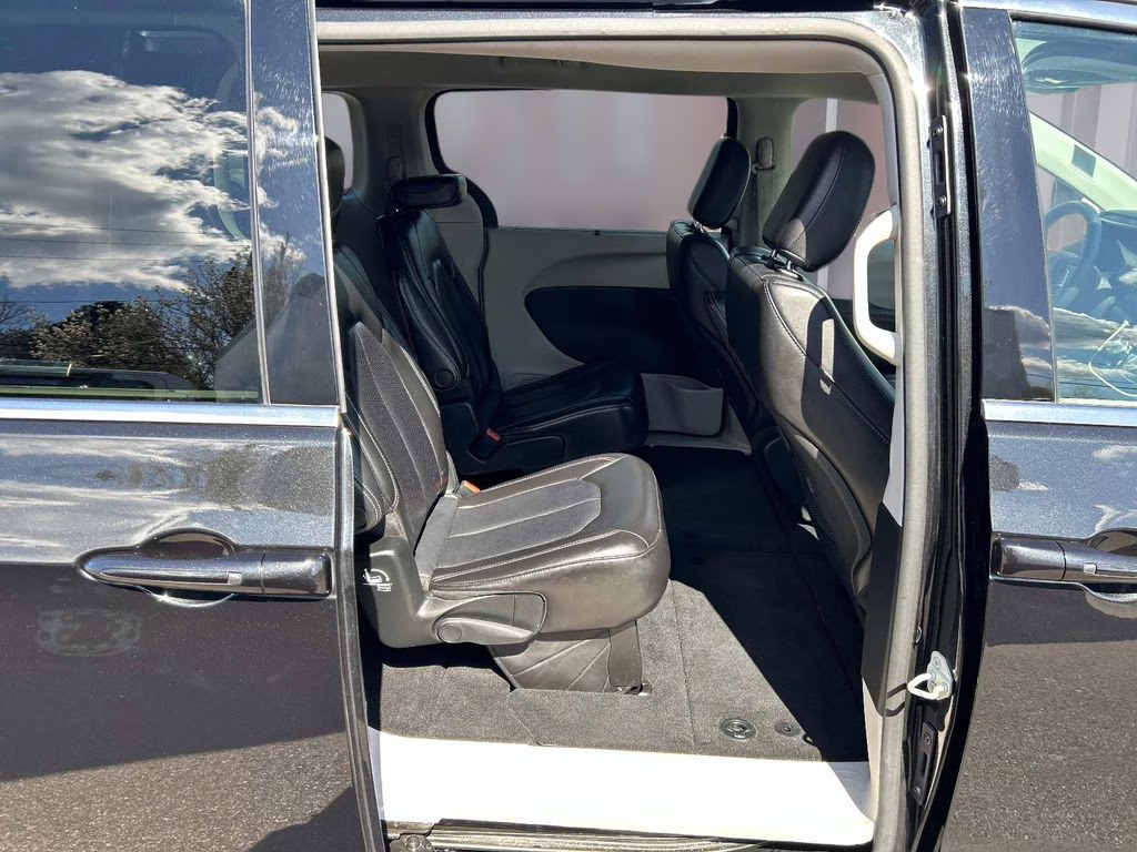 2023 Brilliant Black Crystal Pearlcoat Chrysler Pacifica Touring L FWD Van