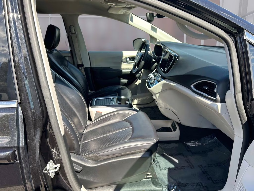 2023 Brilliant Black Crystal Pearlcoat Chrysler Pacifica Touring L FWD Van