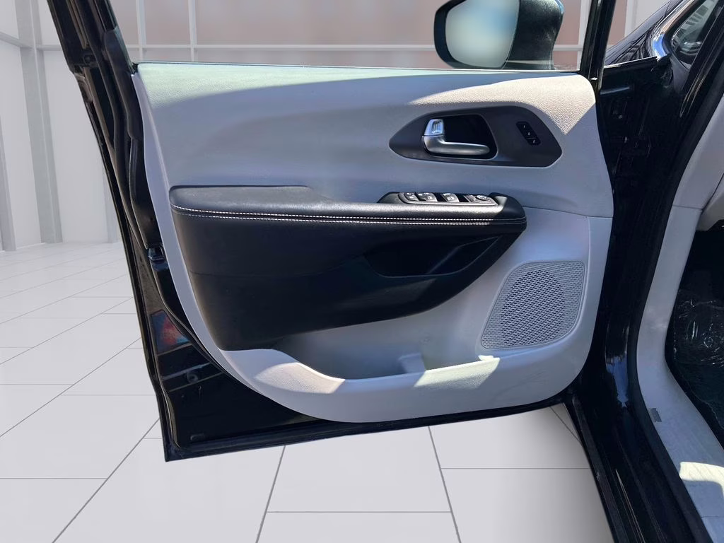 2023 Brilliant Black Crystal Pearlcoat Chrysler Pacifica Touring L FWD Van