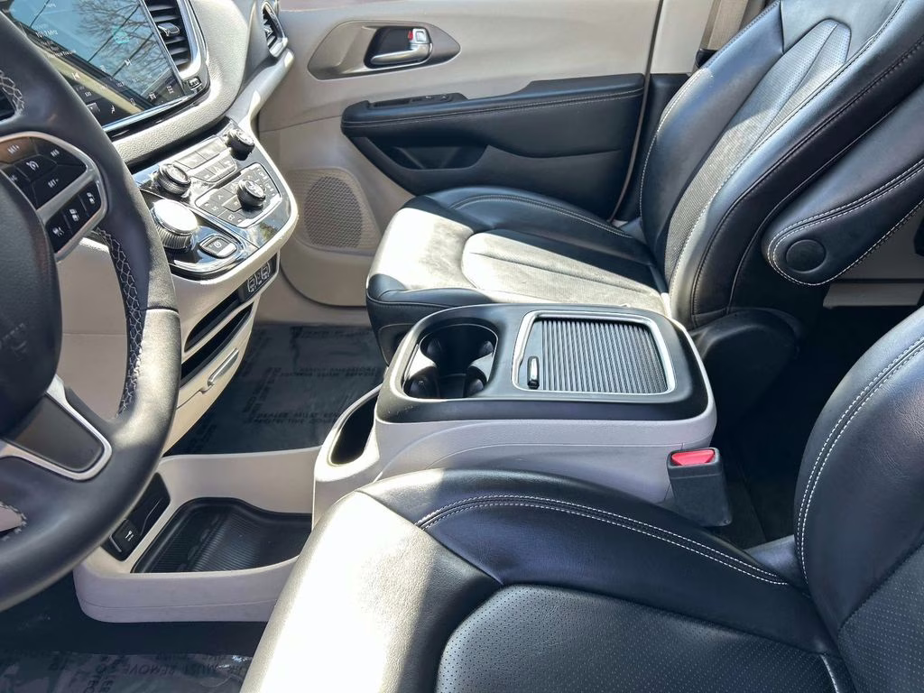 2023 Brilliant Black Crystal Pearlcoat Chrysler Pacifica Touring L FWD Van