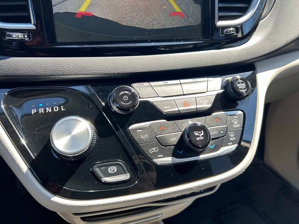 2023 Brilliant Black Crystal Pearlcoat Chrysler Pacifica Touring L FWD Van