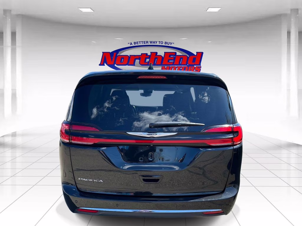 2023 Brilliant Black Crystal Pearlcoat Chrysler Pacifica Touring L FWD Van