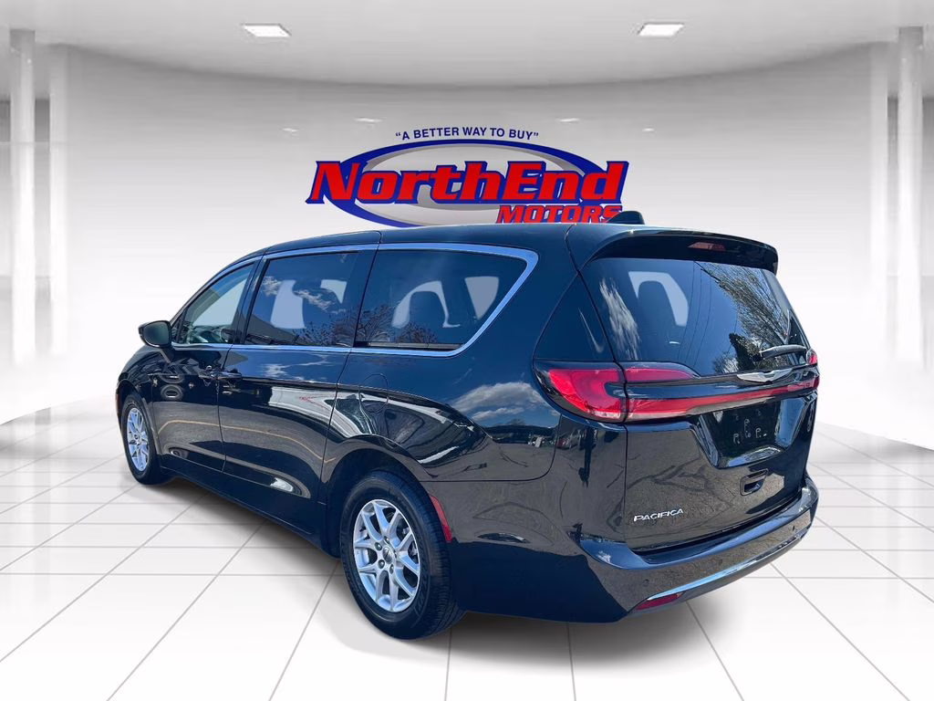 2023 Brilliant Black Crystal Pearlcoat Chrysler Pacifica Touring L FWD Van