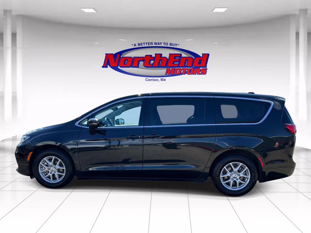 2023 Brilliant Black Crystal Pearlcoat Chrysler Pacifica Touring L FWD Van