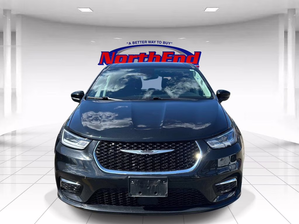 2023 Brilliant Black Crystal Pearlcoat Chrysler Pacifica Touring L FWD Van