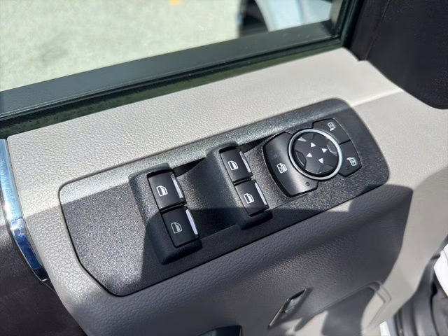 2018 Oxford White Ford F-150 XLT 4X4 Truck