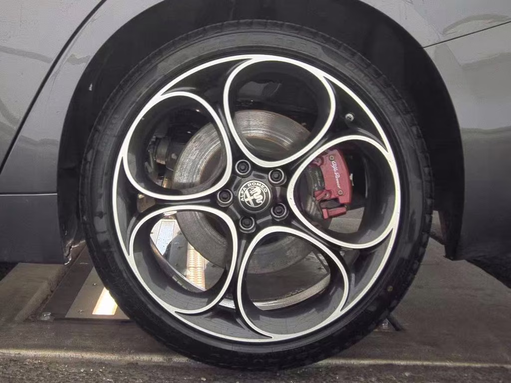 2024 Vesuvio Gray Metallic Alfa Romeo Giulia Veloce AWD Sedan