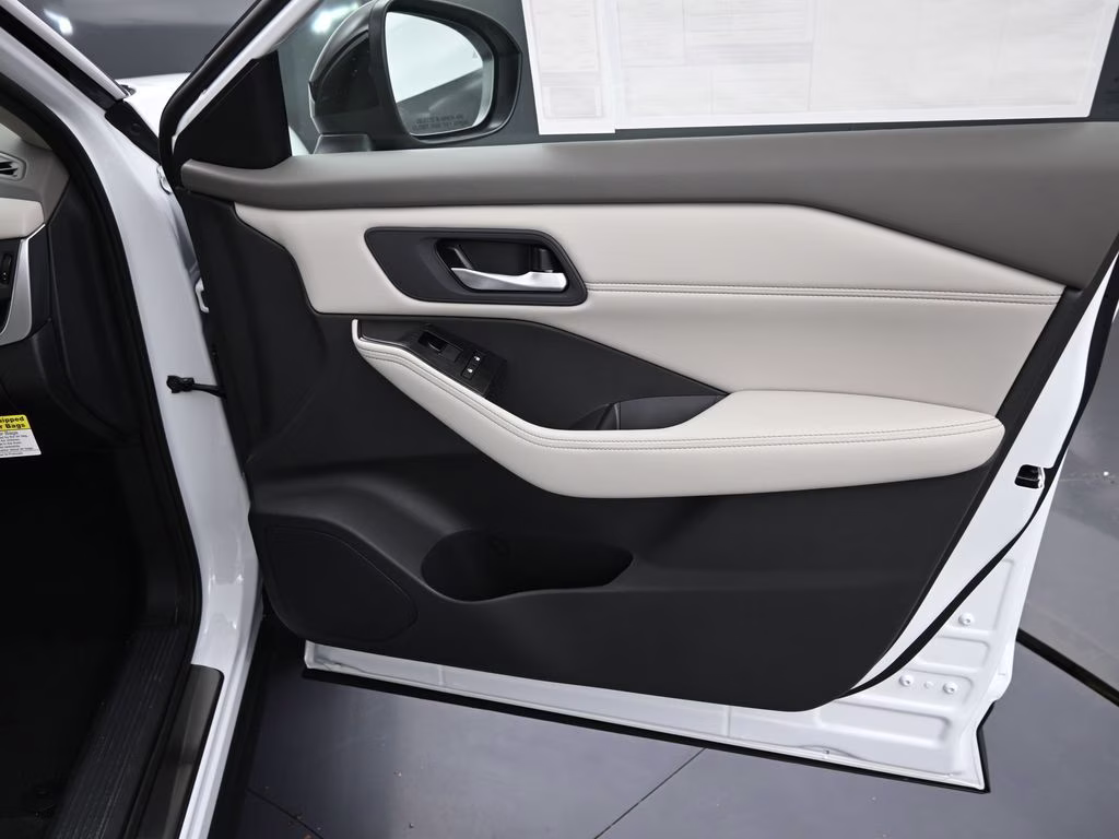 2026 Everest White Pearl Tricoat Nissan Rogue Dark Armor FWD SUV