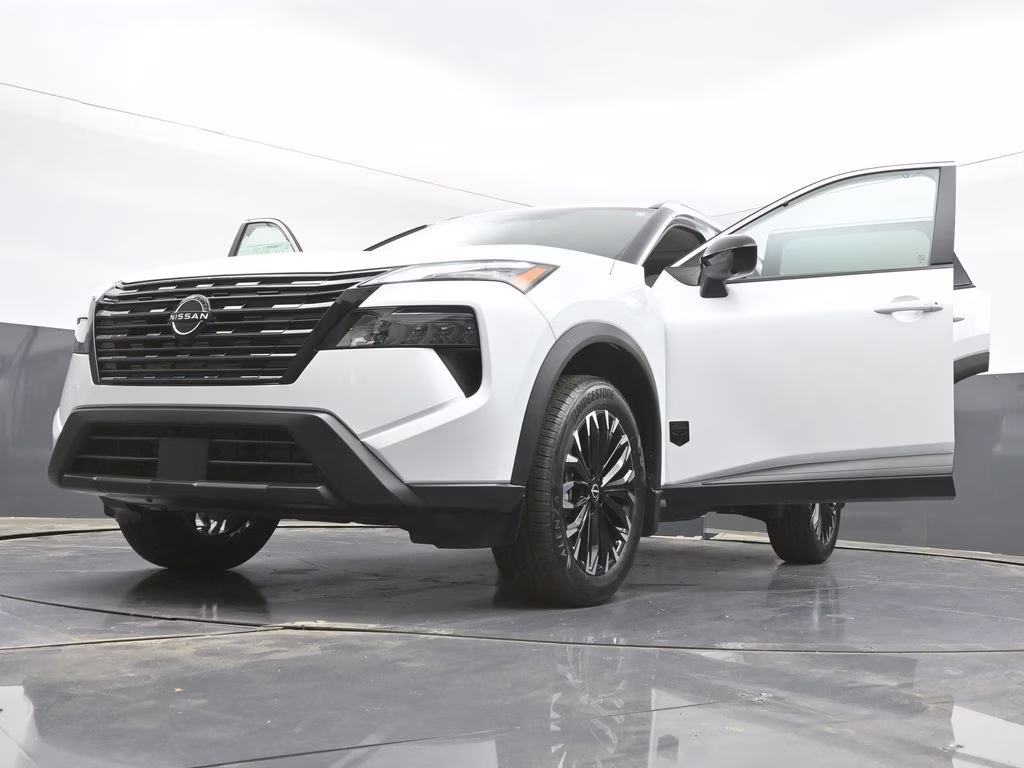 2026 Everest White Pearl Tricoat Nissan Rogue Dark Armor FWD SUV