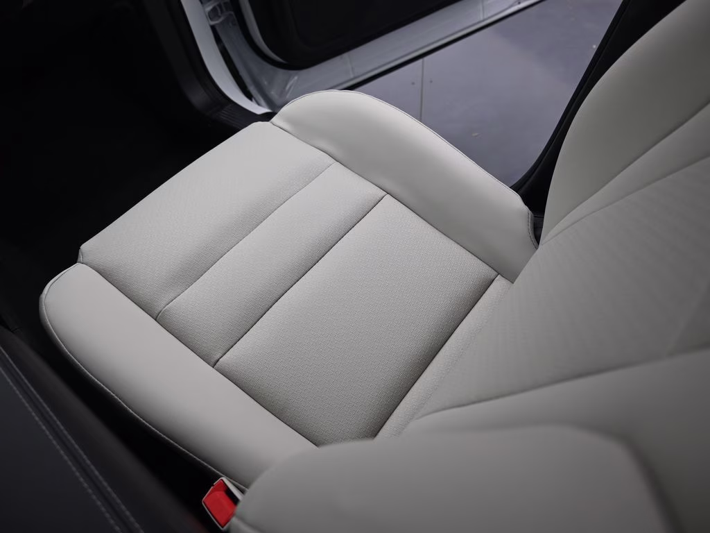 2026 Everest White Pearl Tricoat Nissan Rogue Dark Armor FWD SUV