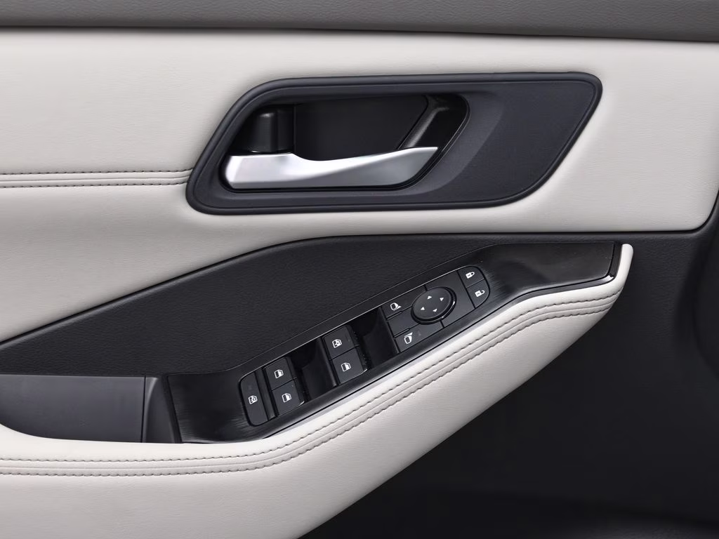 2026 Everest White Pearl Tricoat Nissan Rogue Dark Armor FWD SUV