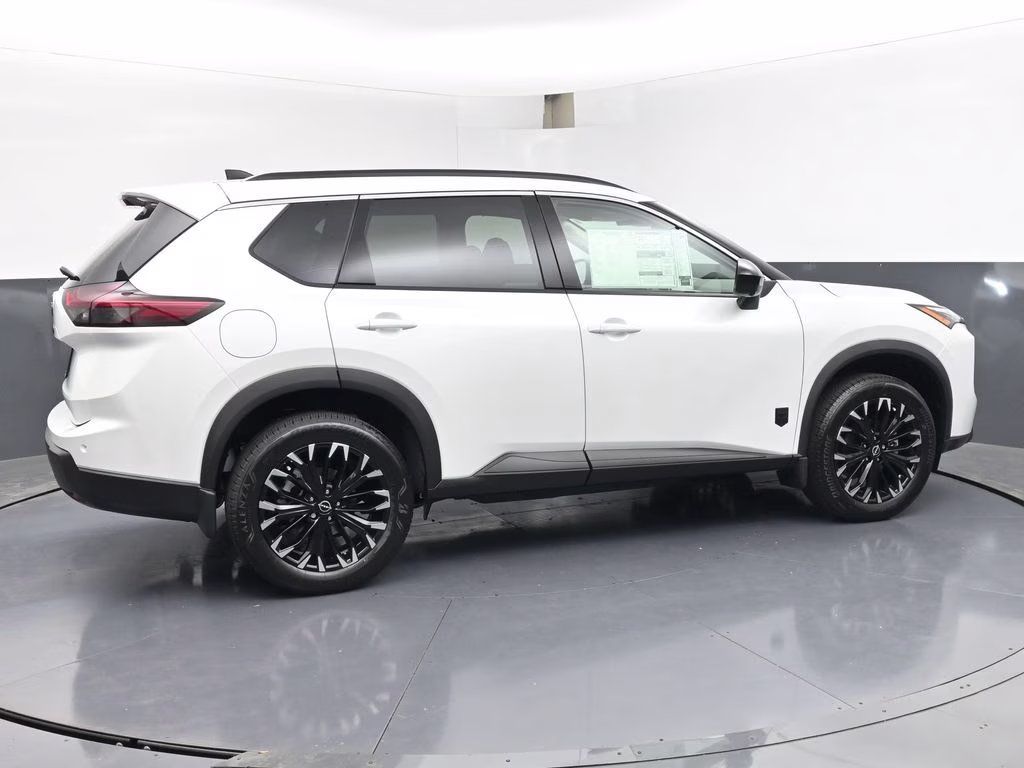 2026 Everest White Pearl Tricoat Nissan Rogue Dark Armor FWD SUV