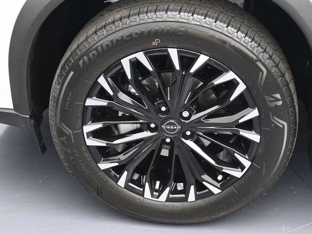 2026 Everest White Pearl Tricoat Nissan Rogue Dark Armor FWD SUV