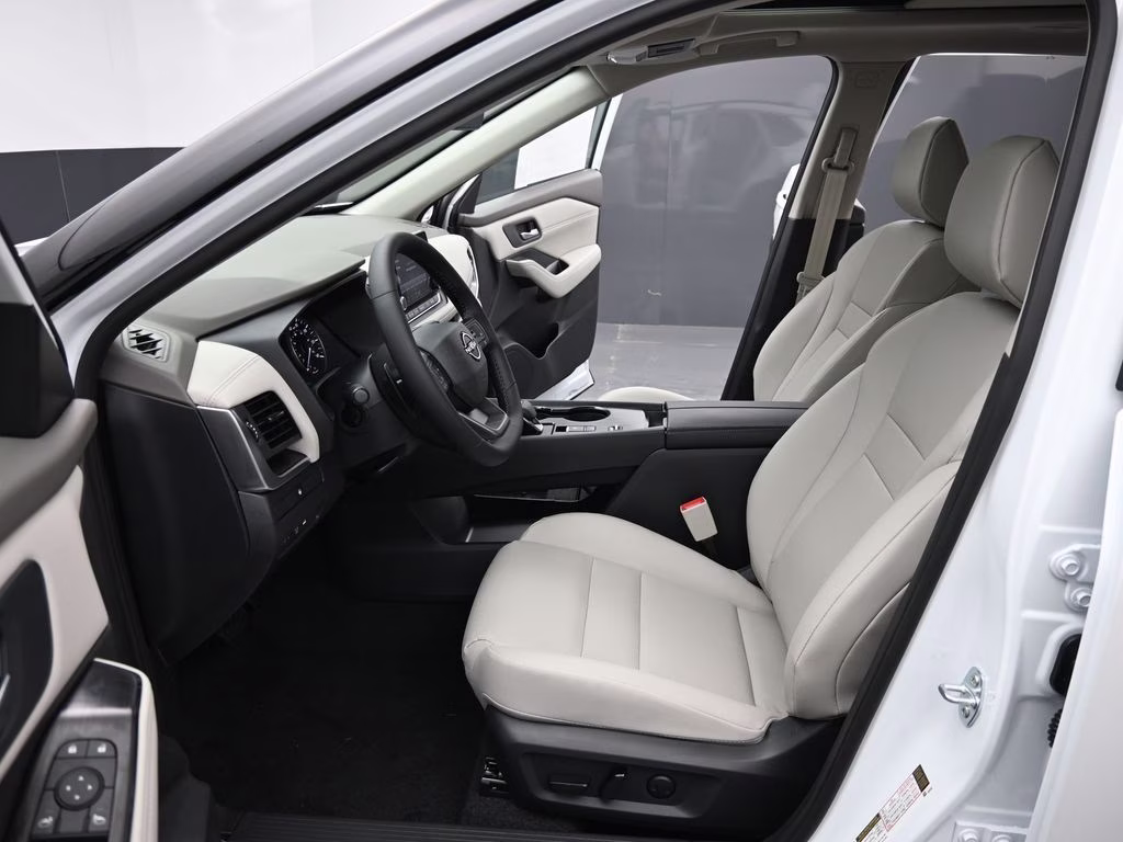 2026 Everest White Pearl Tricoat Nissan Rogue Dark Armor FWD SUV