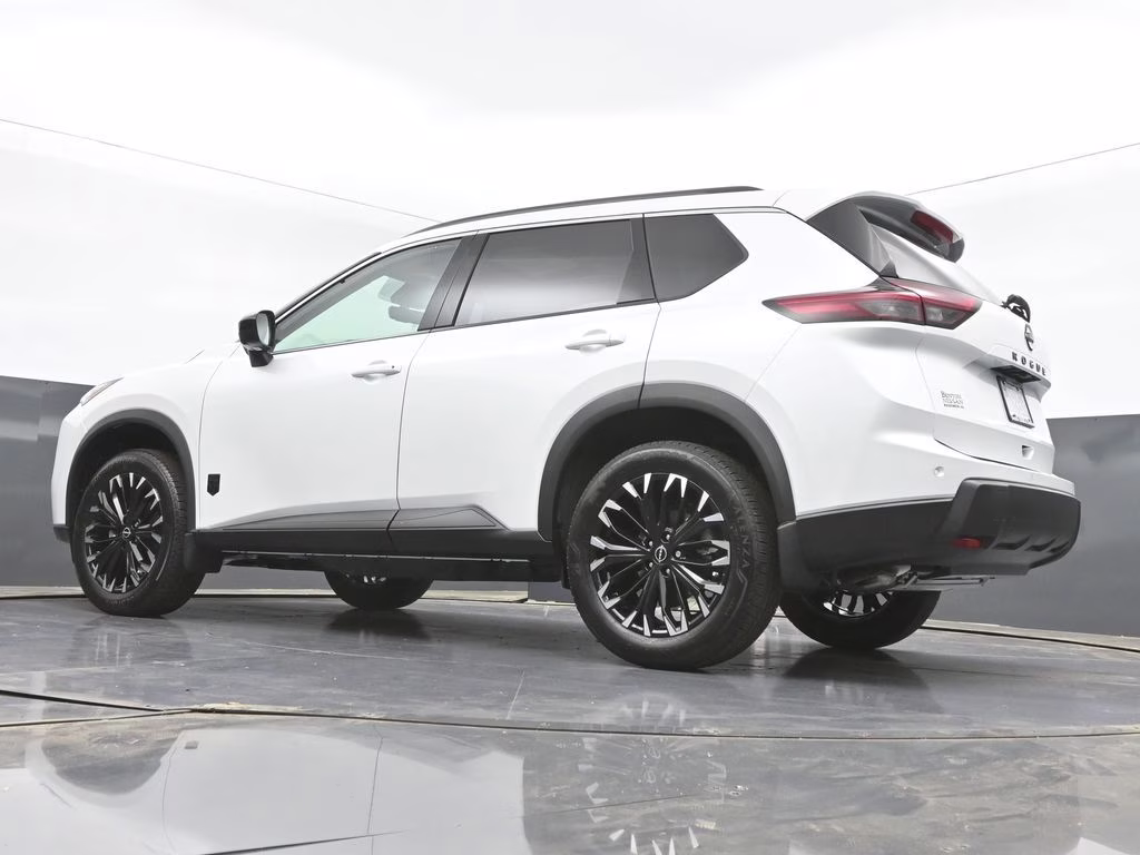 2026 Everest White Pearl Tricoat Nissan Rogue Dark Armor FWD SUV