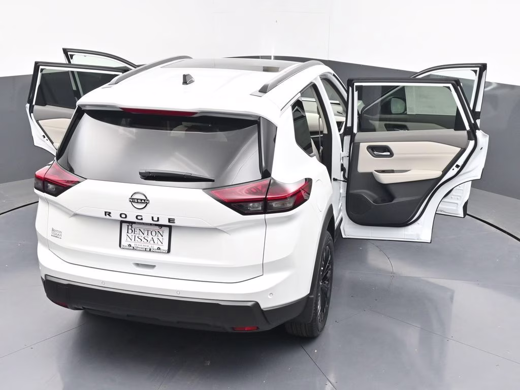 2026 Everest White Pearl Tricoat Nissan Rogue Dark Armor FWD SUV