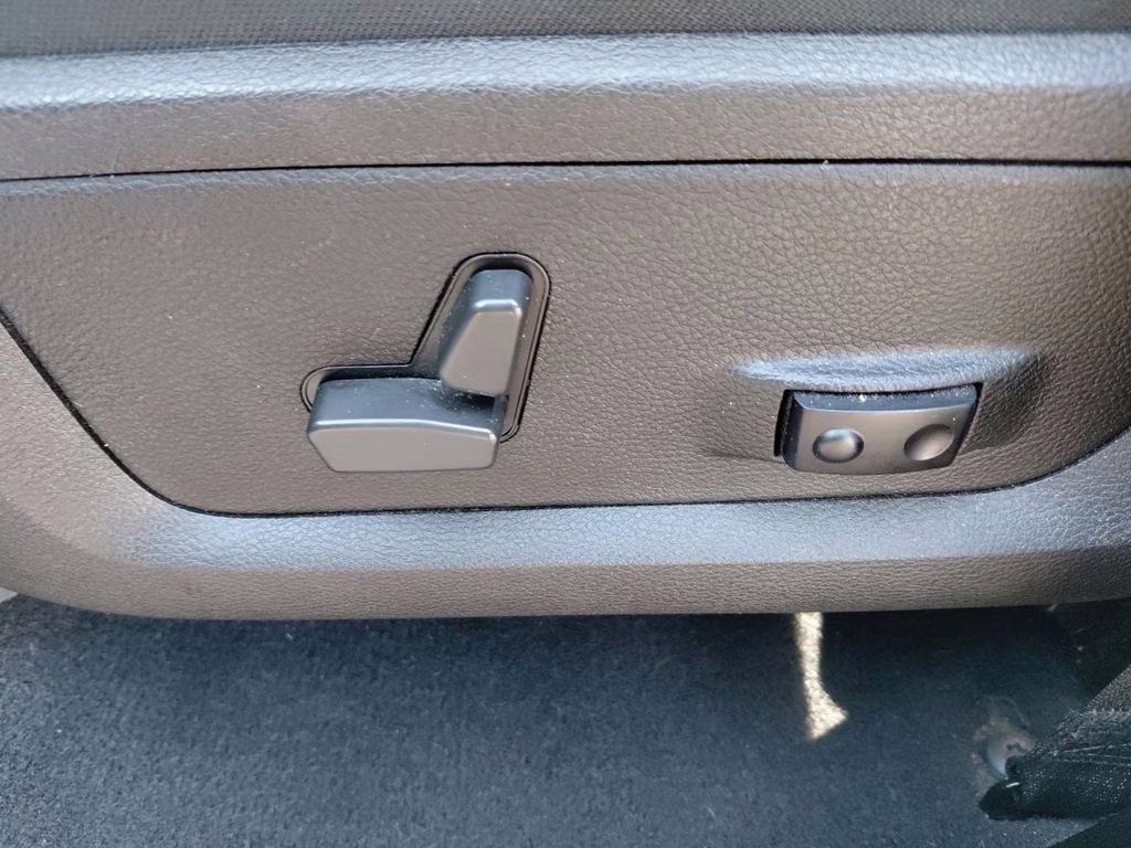 2022 Diamond Black Crystal Pearlcoat Ram 1500 Classic Warlock 4X4 Truck