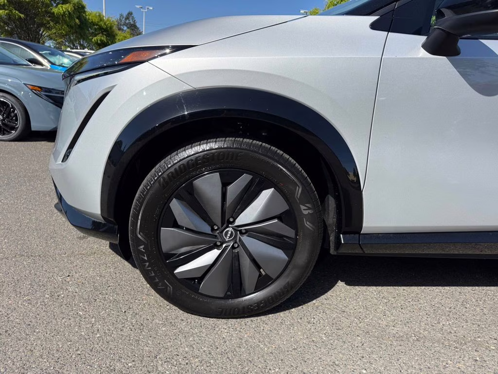 2024 Brilliant Silver Metallic/Black Diamond Pearl Nissan ARIYA ENGAGE e-4ORCE AWD SUV