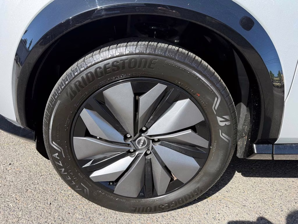 2024 Brilliant Silver Metallic/Black Diamond Pearl Nissan ARIYA ENGAGE e-4ORCE AWD SUV