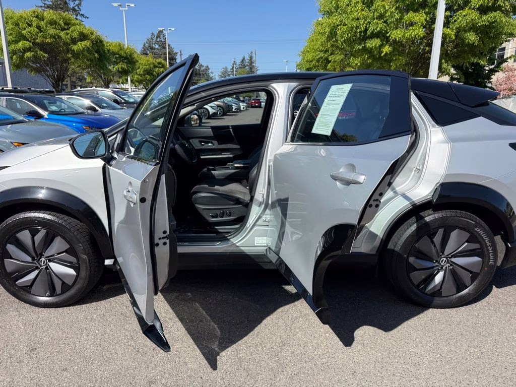 2024 Brilliant Silver Metallic/Black Diamond Pearl Nissan ARIYA ENGAGE e-4ORCE AWD SUV