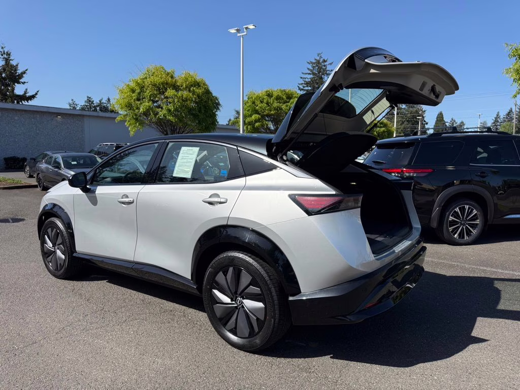 2024 Brilliant Silver Metallic/Black Diamond Pearl Nissan ARIYA ENGAGE e-4ORCE AWD SUV