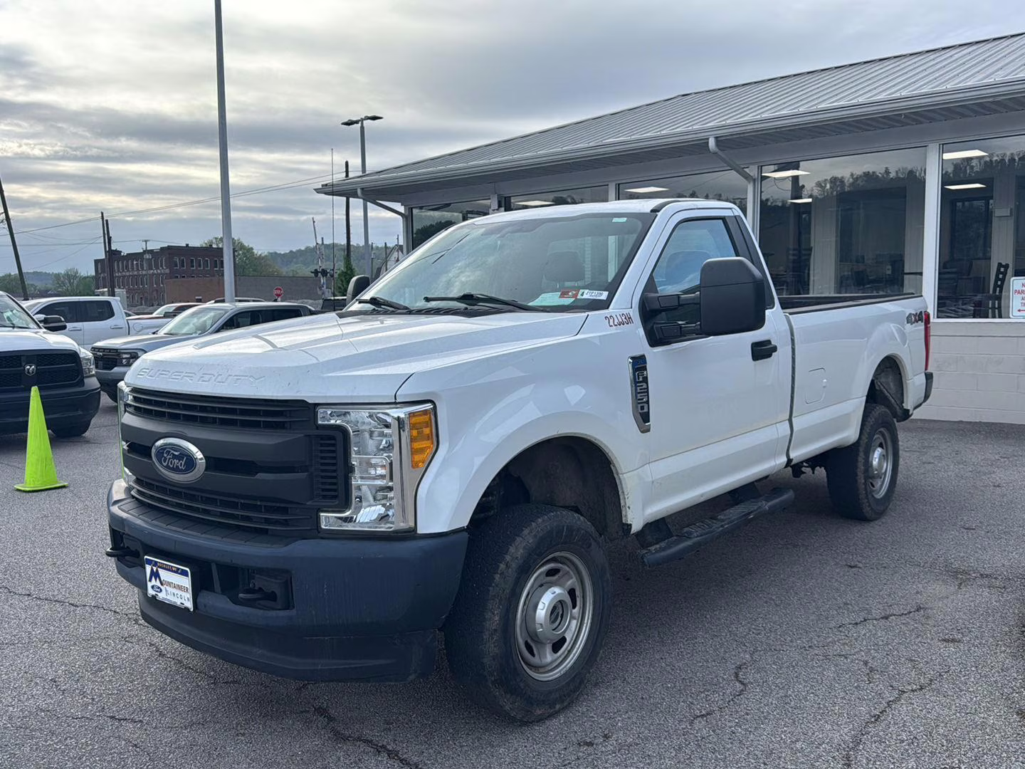 2017 Oxford White Ford Super Duty F-250 SRW XL 4X4 Truck
