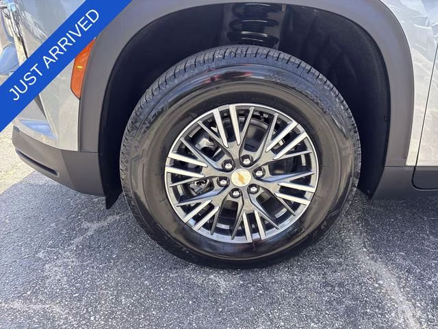 2026 Sterling Gray Metallic Chevrolet Traverse LT FWD SUV