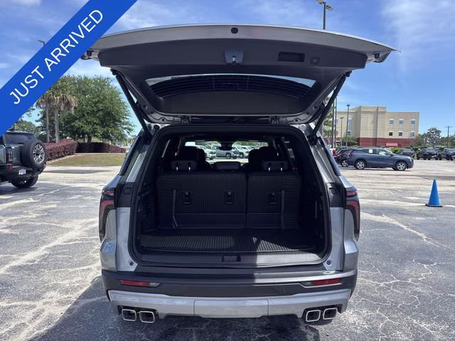 2026 Sterling Gray Metallic Chevrolet Traverse LT FWD SUV