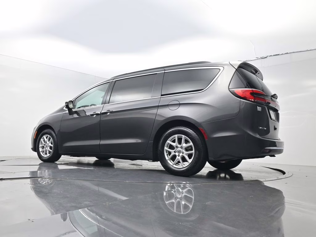 2022 Granite Crystal Metallic Clearcoat Chrysler Pacifica Touring L FWD Van