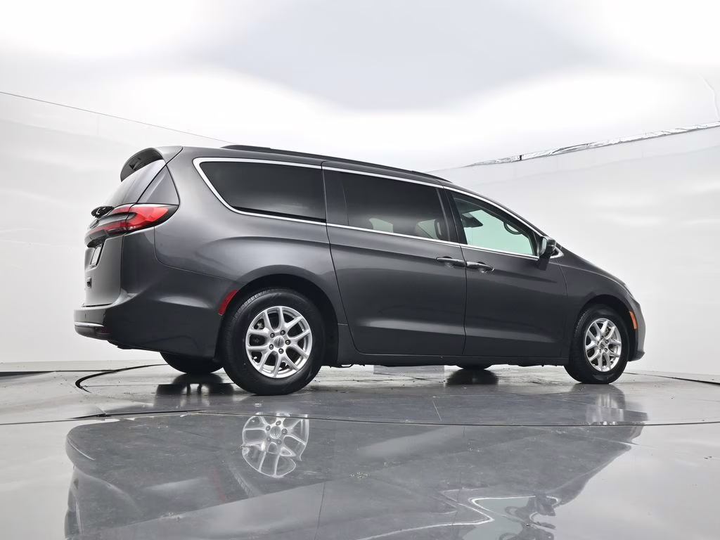 2022 Granite Crystal Metallic Clearcoat Chrysler Pacifica Touring L FWD Van