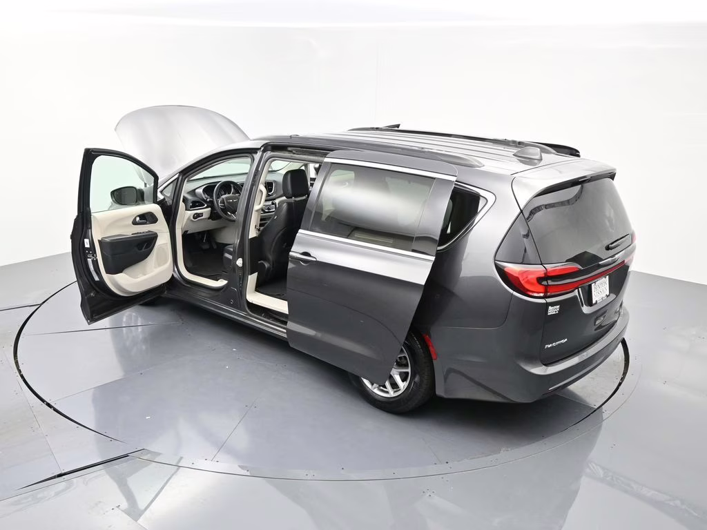 2022 Granite Crystal Metallic Clearcoat Chrysler Pacifica Touring L FWD Van
