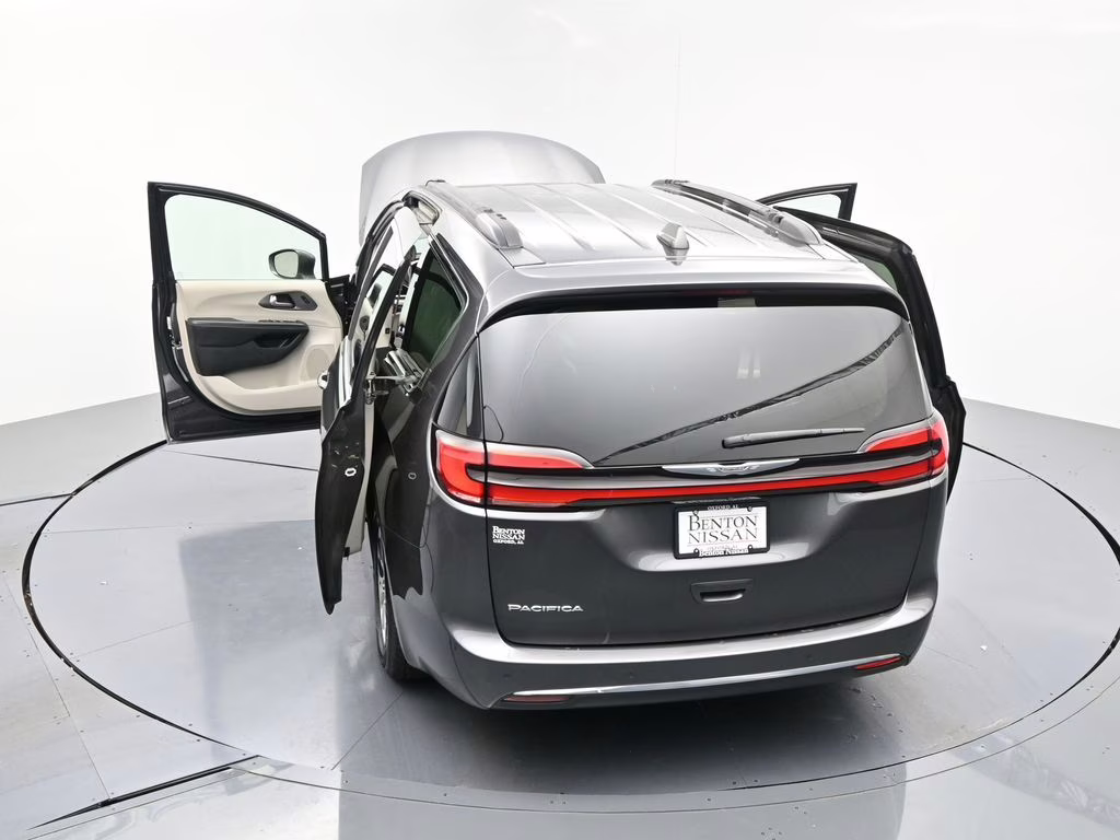 2022 Granite Crystal Metallic Clearcoat Chrysler Pacifica Touring L FWD Van