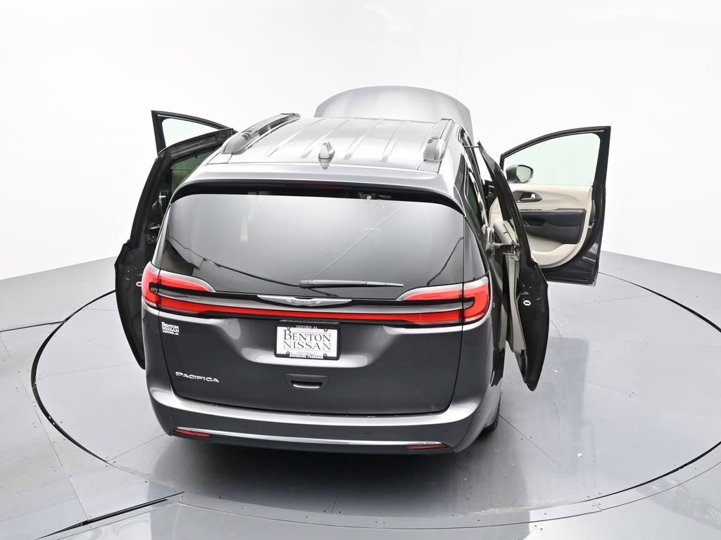 2022 Granite Crystal Metallic Clearcoat Chrysler Pacifica Touring L FWD Van