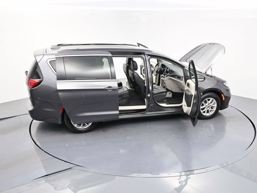2022 Granite Crystal Metallic Clearcoat Chrysler Pacifica Touring L FWD Van