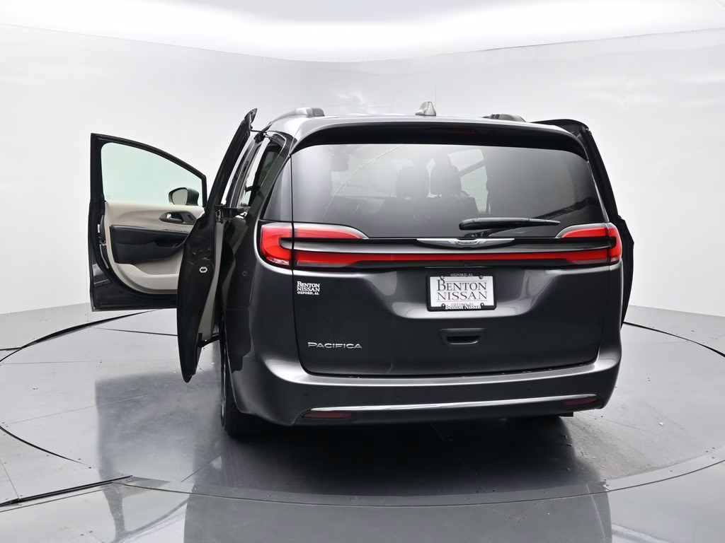 2022 Granite Crystal Metallic Clearcoat Chrysler Pacifica Touring L FWD Van