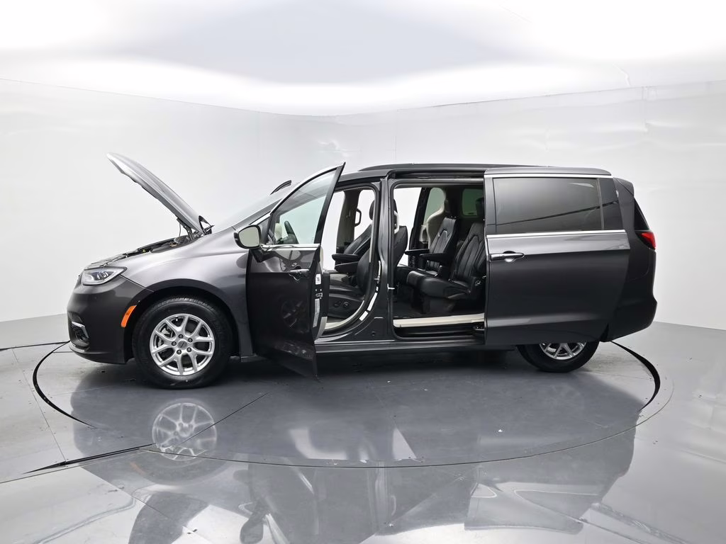 2022 Granite Crystal Metallic Clearcoat Chrysler Pacifica Touring L FWD Van