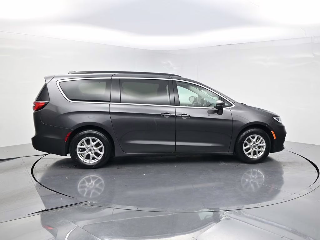 2022 Granite Crystal Metallic Clearcoat Chrysler Pacifica Touring L FWD Van