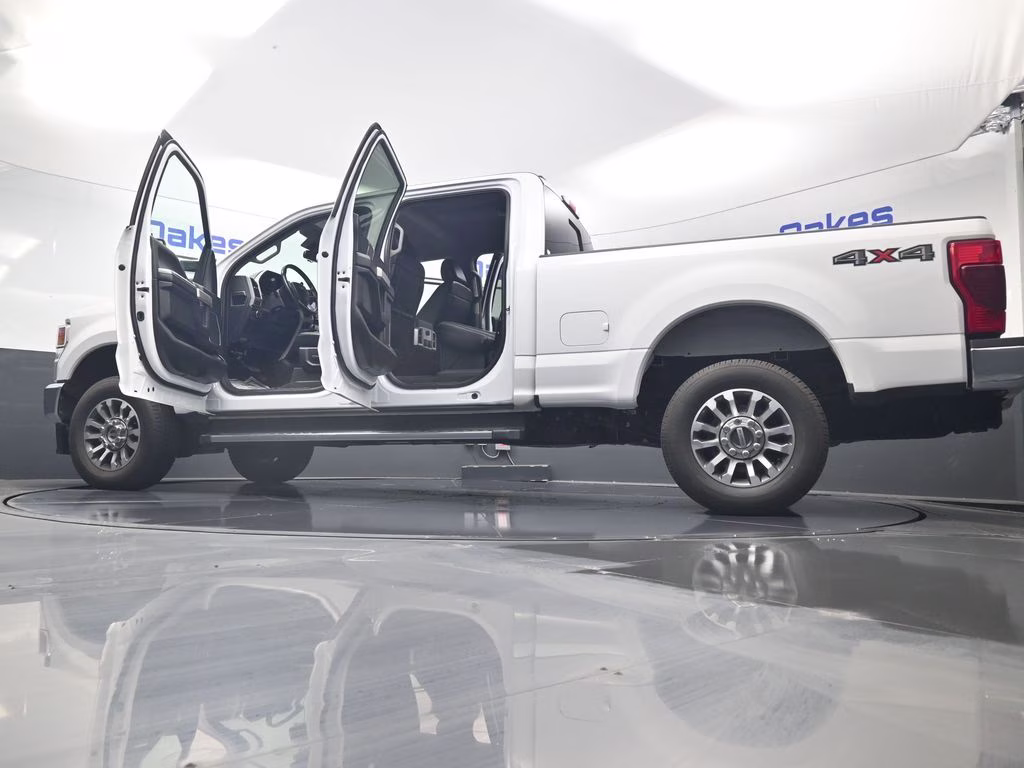 2021 Oxford White Ford Super Duty F-250 SRW Lariat 4X4 Truck